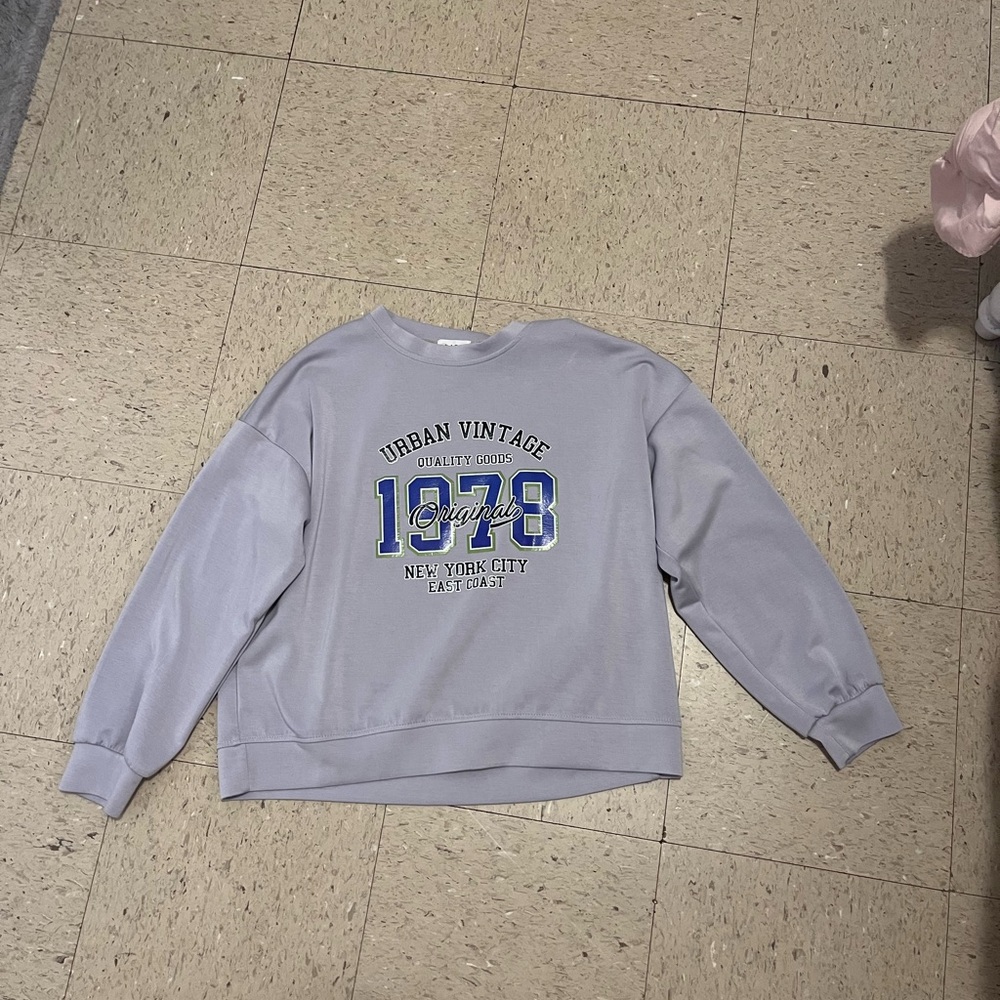 Gray Crew Neck Sweater with Ribbed Cuffs and 1978 Graphic